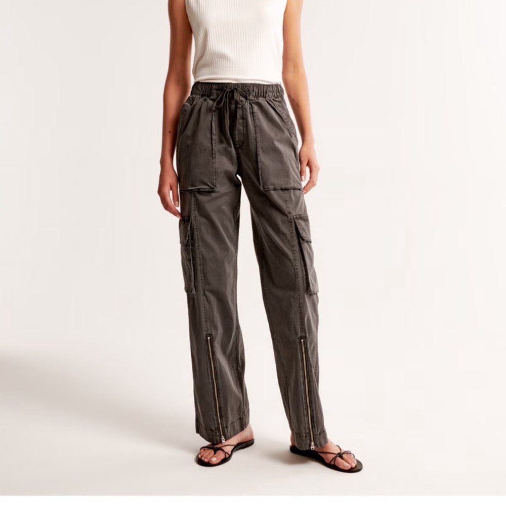 A&F cargo pants, high waist, draw string 
Zip front 
Worn twice